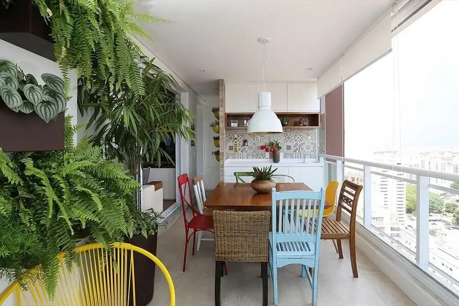 cadeiras diferentes e coloridas para decoração de área gourmet pequena de apartamento Foto Casa de Valentina
