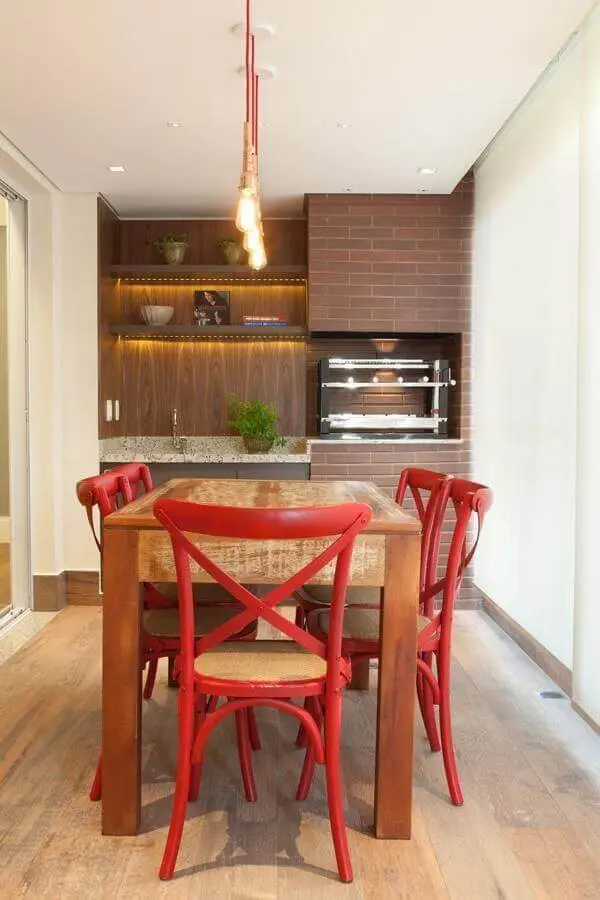 cadeiras vermelhas para decoração de apartamento com área gourmet pequena com churrasqueira Foto Liliana Zenaro