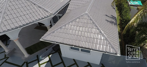 Casa com telha esmaltada cinza
