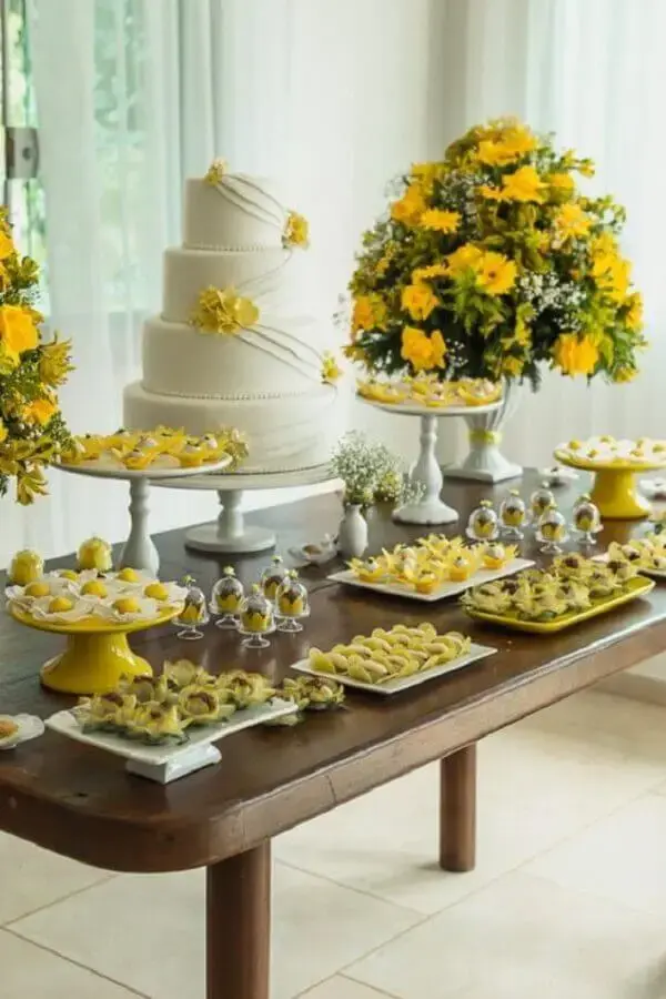 combinação de cores para casamento simples em branco e amarelo Foto Casamentos