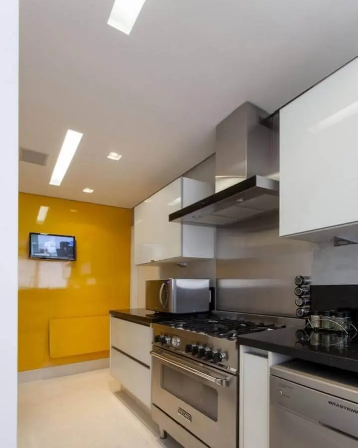 cor de tinta mostarda para decoração de cozinha planejada branca Foto GF Projetos Decor e Arquitetura