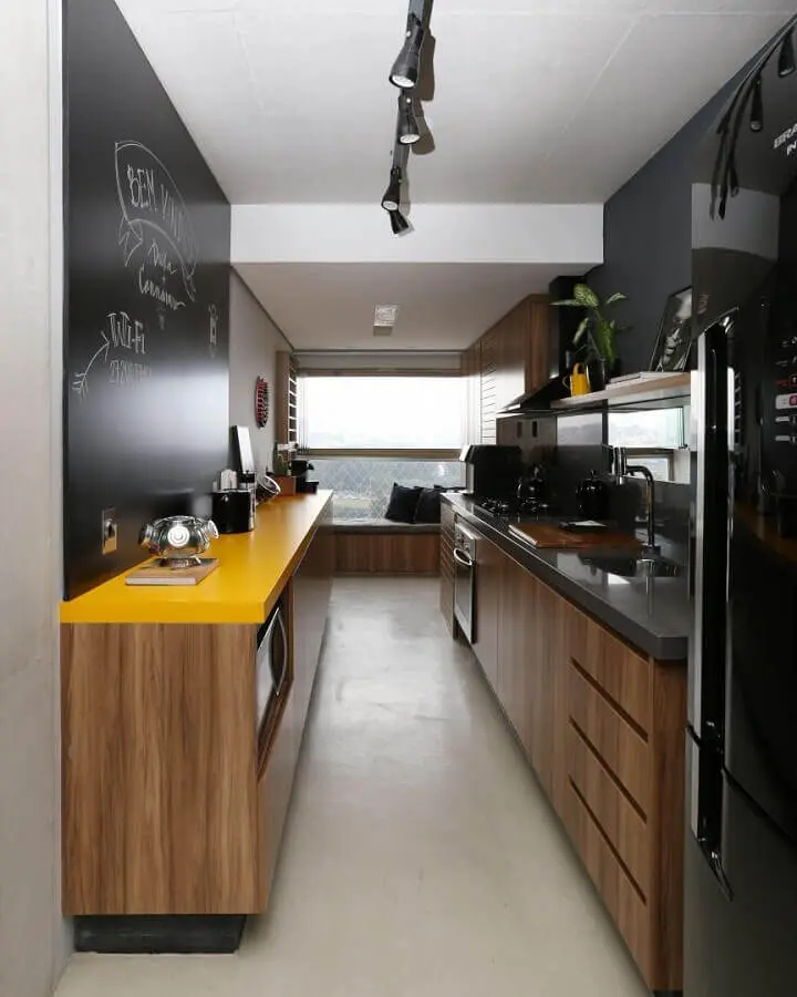cor mostarda para bancada de cozinha preta Foto SP Estúdio Arquitetura