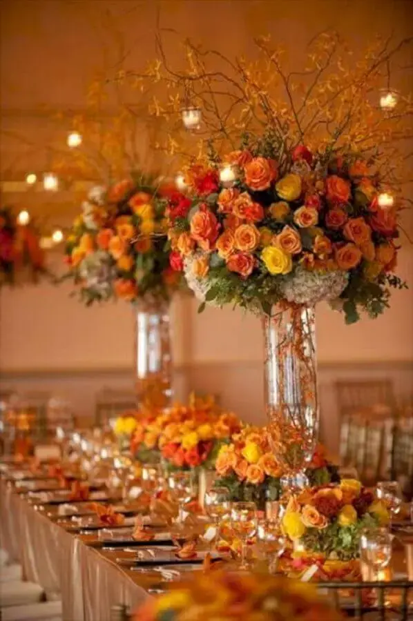 cores para casamento com decoração de flores amarelas e laranjas Foto Pinterest