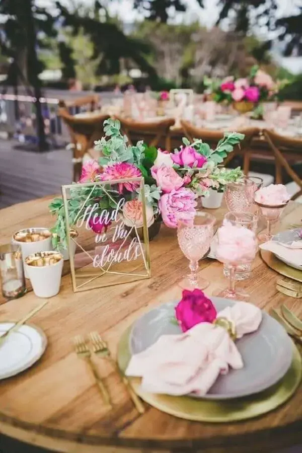 cores para casamento rústico com arranjo de rosas Foto Pinterest