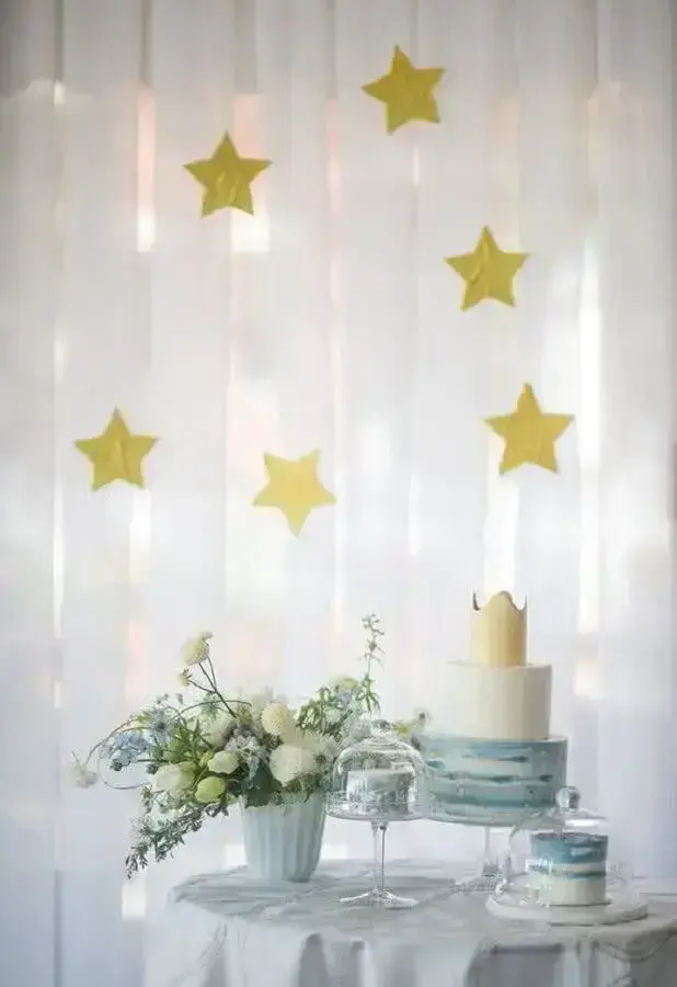 cortina branca com estrelas douradas para decoração de batizado de bebê Foto Casa e Festa