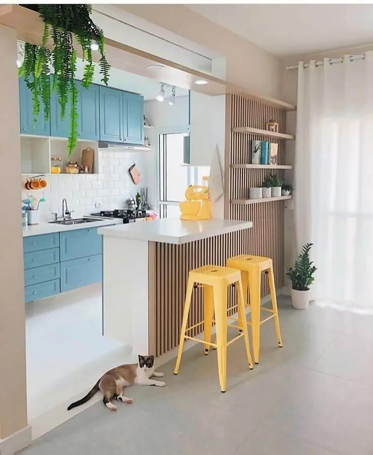 cozinha americana pequena decorada com armários azuis Foto Artcom Móveis Planejados