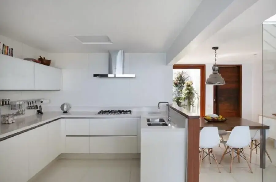 cozinha americana planejada com armários brancos Foto RAP Arquitetura e Interiores