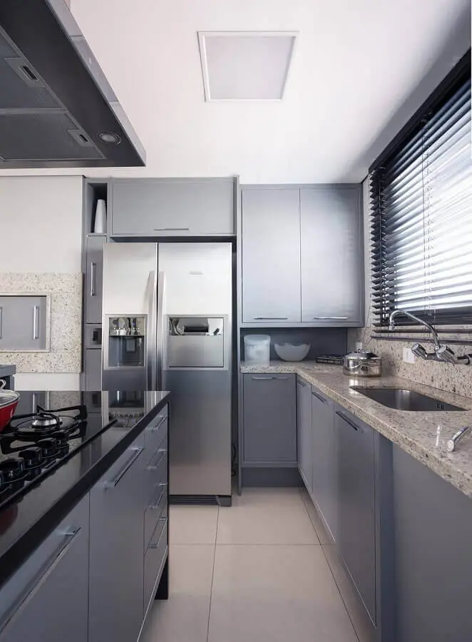 cozinha com ilha moderna decorada com armários cinza Foto Blacher Arquitetura