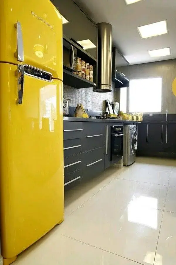 cozinha com lavanderia pequena decorada com armários cinza e geladeira amarela Foto Webcomunica