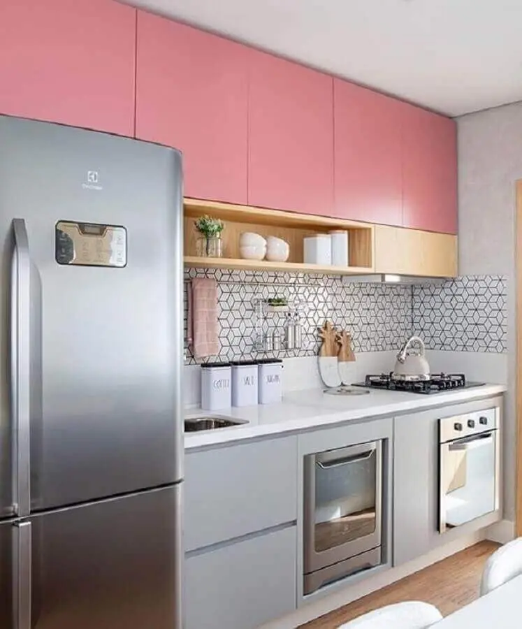 cozinha compacta decorada com armários planejados rosa e cinza Foto Revestindo a Casa