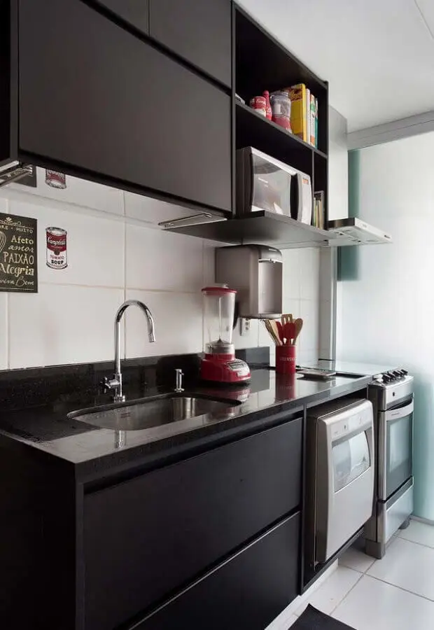 cozinha compacta decorada com armários pretos Foto Ideias Decor