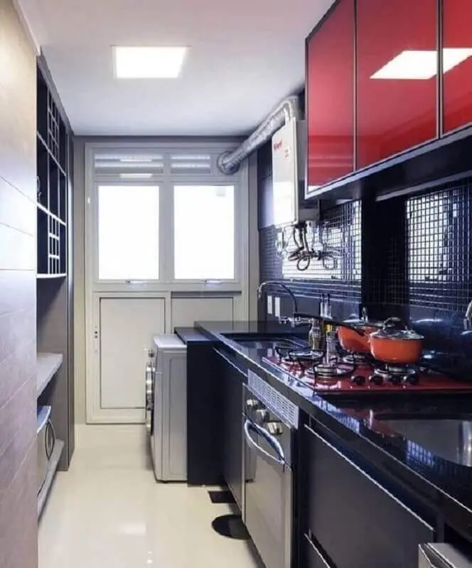 cozinha compacta preta decorada com armário aéreo vermelho Foto Pinterest
