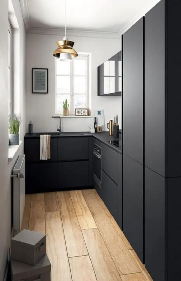 cozinha compacta preta planejada com piso de madeira e armários com acabamento fosco Foto Pinterest
