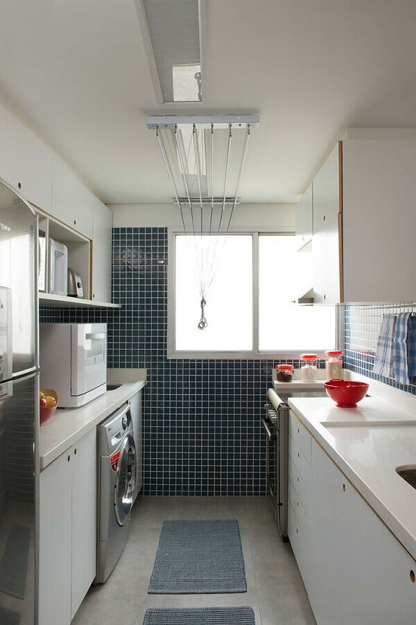cozinha de apartamento pequeno com lavanderia decorada com pastilhas azuis Foto Dicas Decor