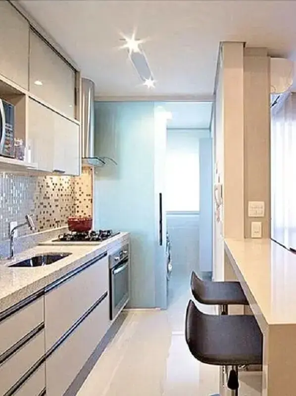 cozinha de apartamento pequeno com lavanderia planejada toda branca Foto Você Precisa Decor
