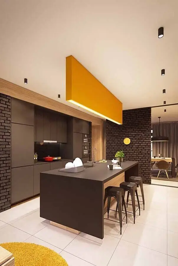 cozinha moderna planejada com armários pretos e luminária grande na cor mostarda Foto Ideias Decor