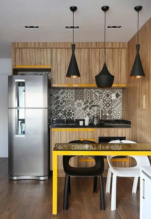 cozinha pequena decorada com armários de madeira e pendentes pretos Foto Ideias Decor
