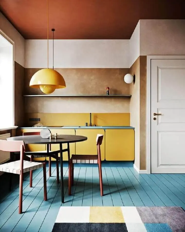 cozinha planejada com armário cor mostarda e piso azul Foto Pinterest