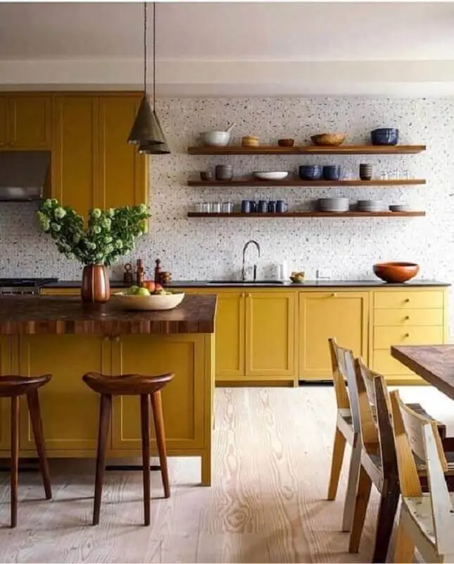 cozinha planejada com armário na cor mostarda e prateleiras de madeira Foto Pinterest