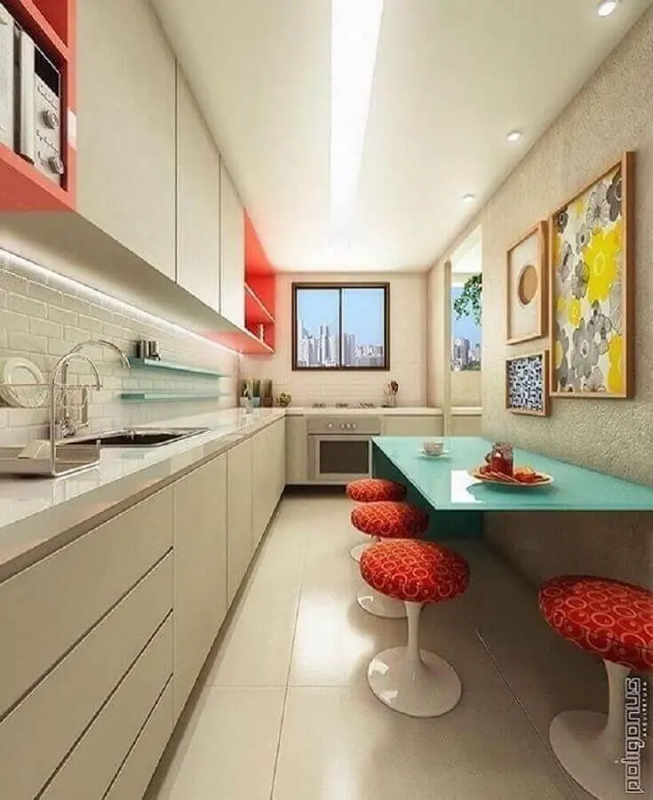 cozinha planejada com armários em cores neutras e mesa verde água Foto Poligonus Arquitetura