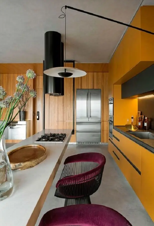 cozinha planejada moderna na cor mostarda com poltronas bordô Foto Casa de Valentina