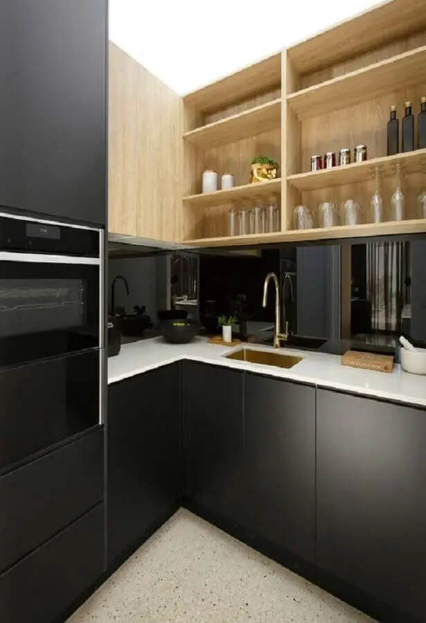 cozinha planejada preta com armário aéreo de madeira Foto Webcomunica