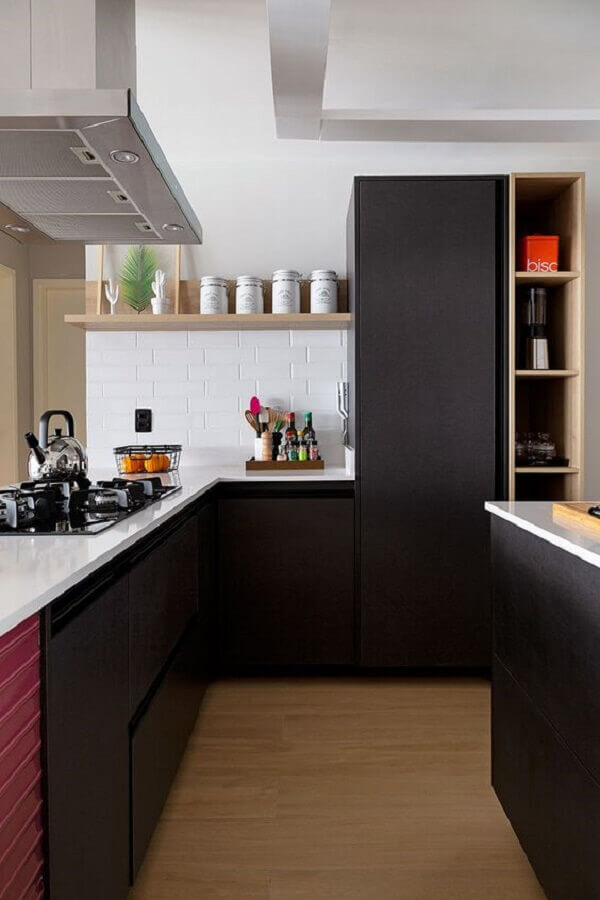 cozinha planejada preta decorada com bancada branca Foto Casa de Valentina