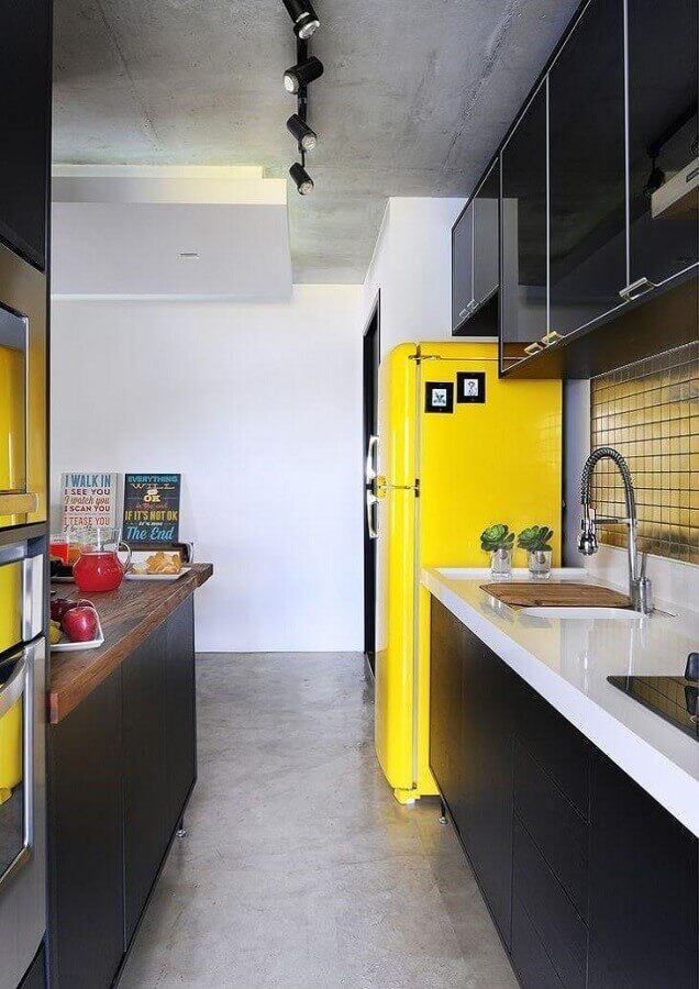 cozinha preta decorada com revestimento e geladeira amarela Foto Crisriane Rodrigues