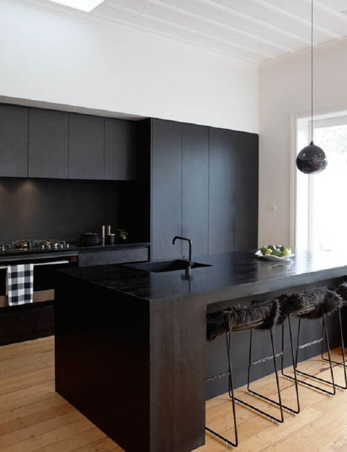 banqueta preta para cozinha moderna e planejada com armários com acabamento fosco Foto pinterest