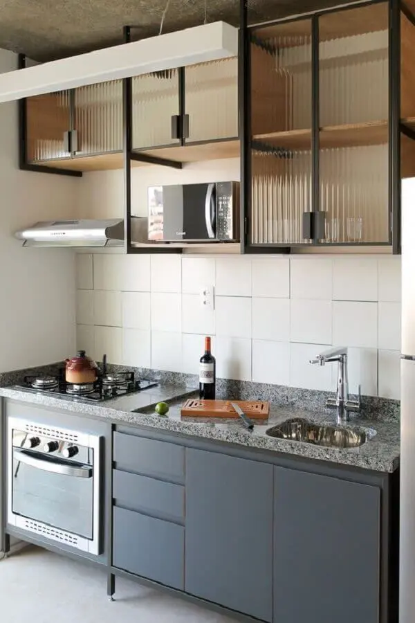 cozinha preta simples decorada com armário aéreo de vidro Foto HipDecor