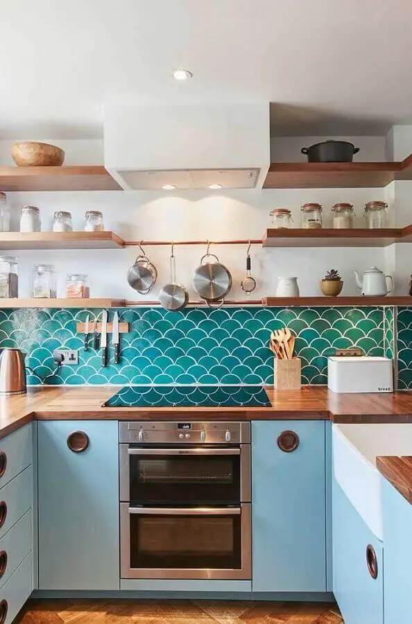 cozinha retrô decorada com revestimento azul e bancada de madeira Foto Ideias Decor
