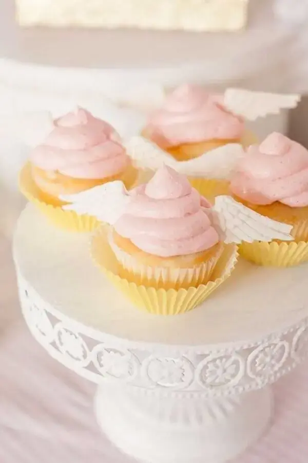 cupcakes personalizados com asinhas de anjo para decoração de batizado Foto Kara's Party Ideas