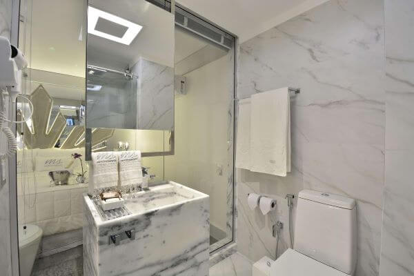 Banheiro simples com pia de mármore