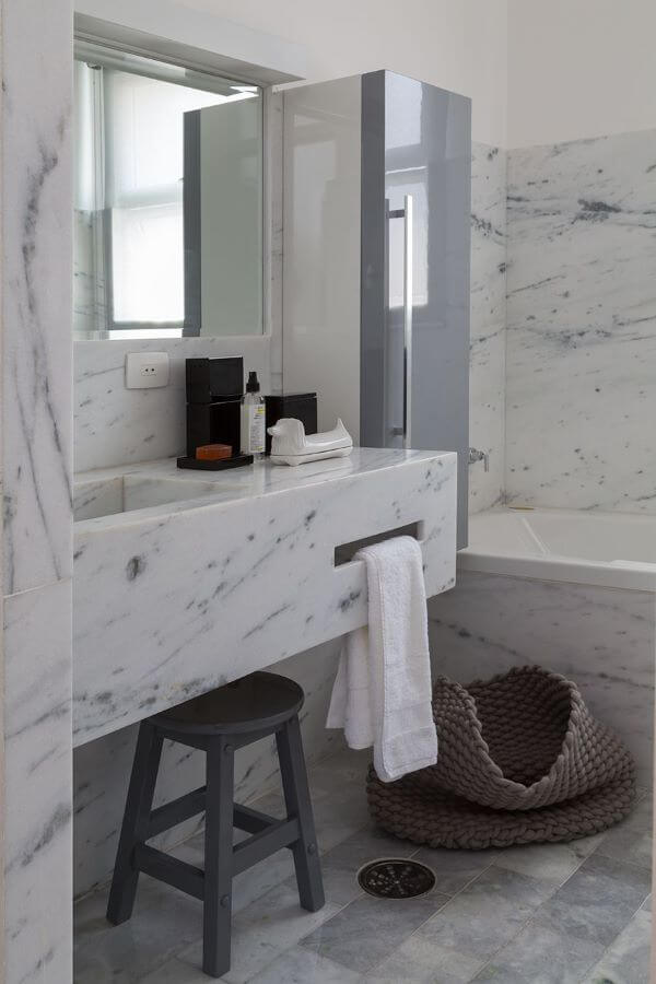 Banheiro com pia de mármore cinza e bonito