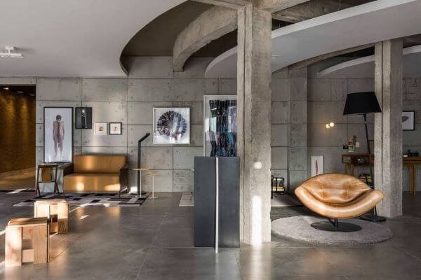 Sala de estar estilo industrial com poltrona de couro
