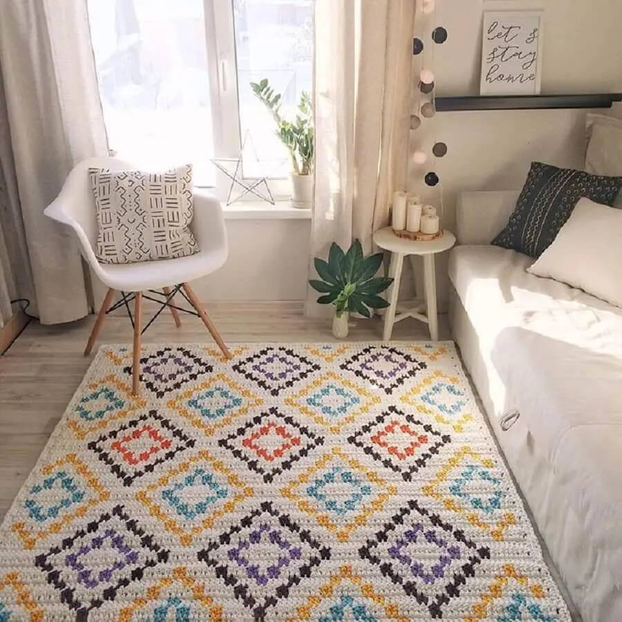 decoração clean com tapete de crochê para sala colorido Foto Krona Store