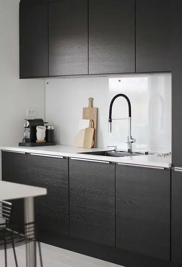 decoração clean para cozinha compacta preta Foto Pinterest