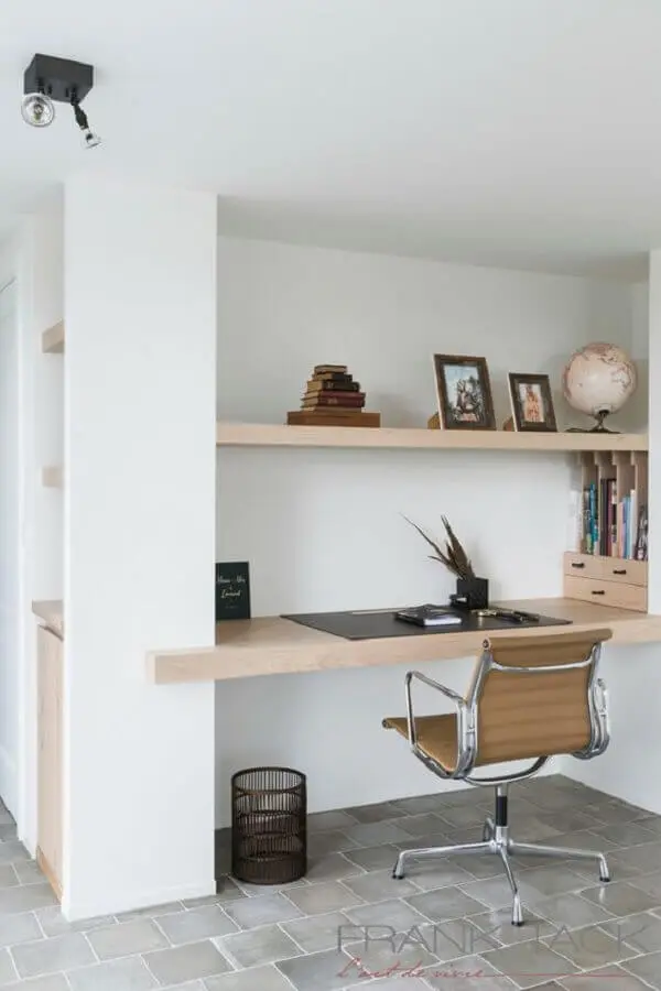 decoração clean para home office planejado com bancada e prateleira de madeira Foto Pinterest