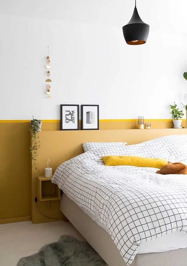 decoração clean para quarto na cor mostarda Foto Home Designing