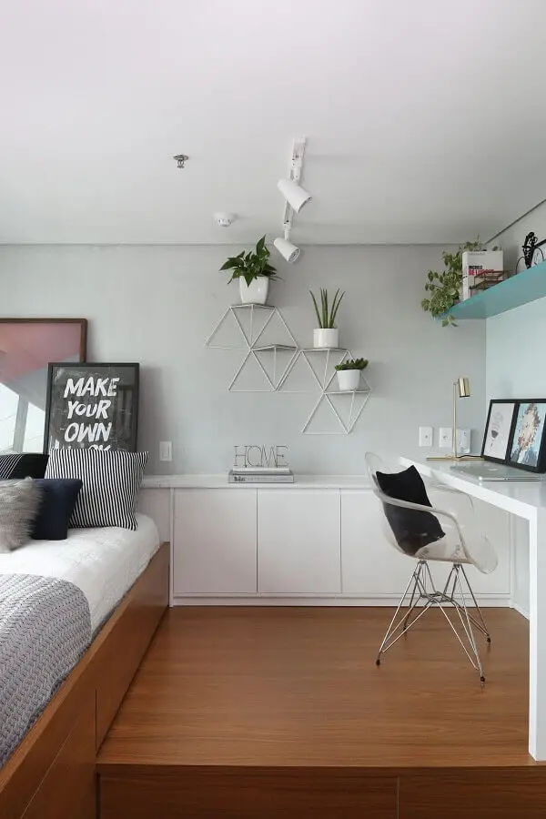 decoração clean para quarto planejado moderno com bancada de home office Foto Estúdio Urbhá arquitetura