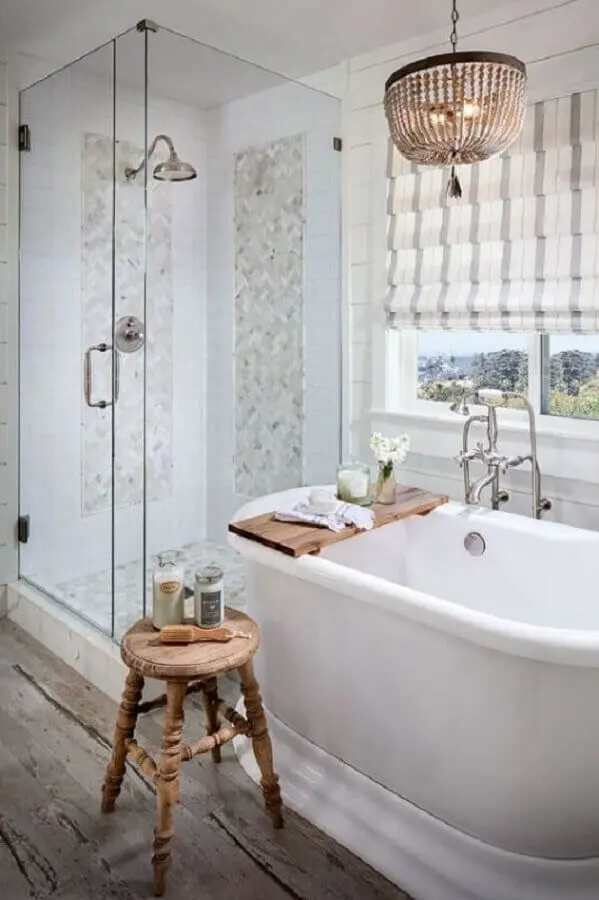 decoração clássica com lustre arrojado para banheiro com banheira Foto OneChitecture