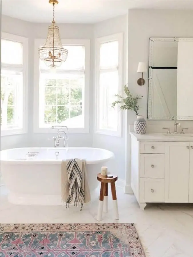 decoração clássica com lustre para banheiro todo branco Foto Dicas Decor