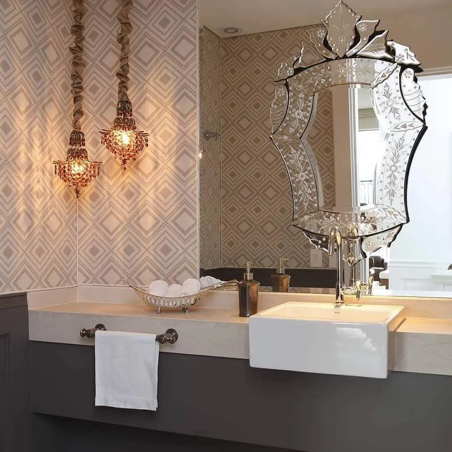 decoração clássica com lustre pendente para banheiro Foto In House Designers