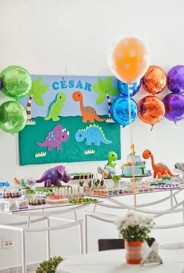decoração colorida para festa dinossauro baby Foto Karas Party Ideas