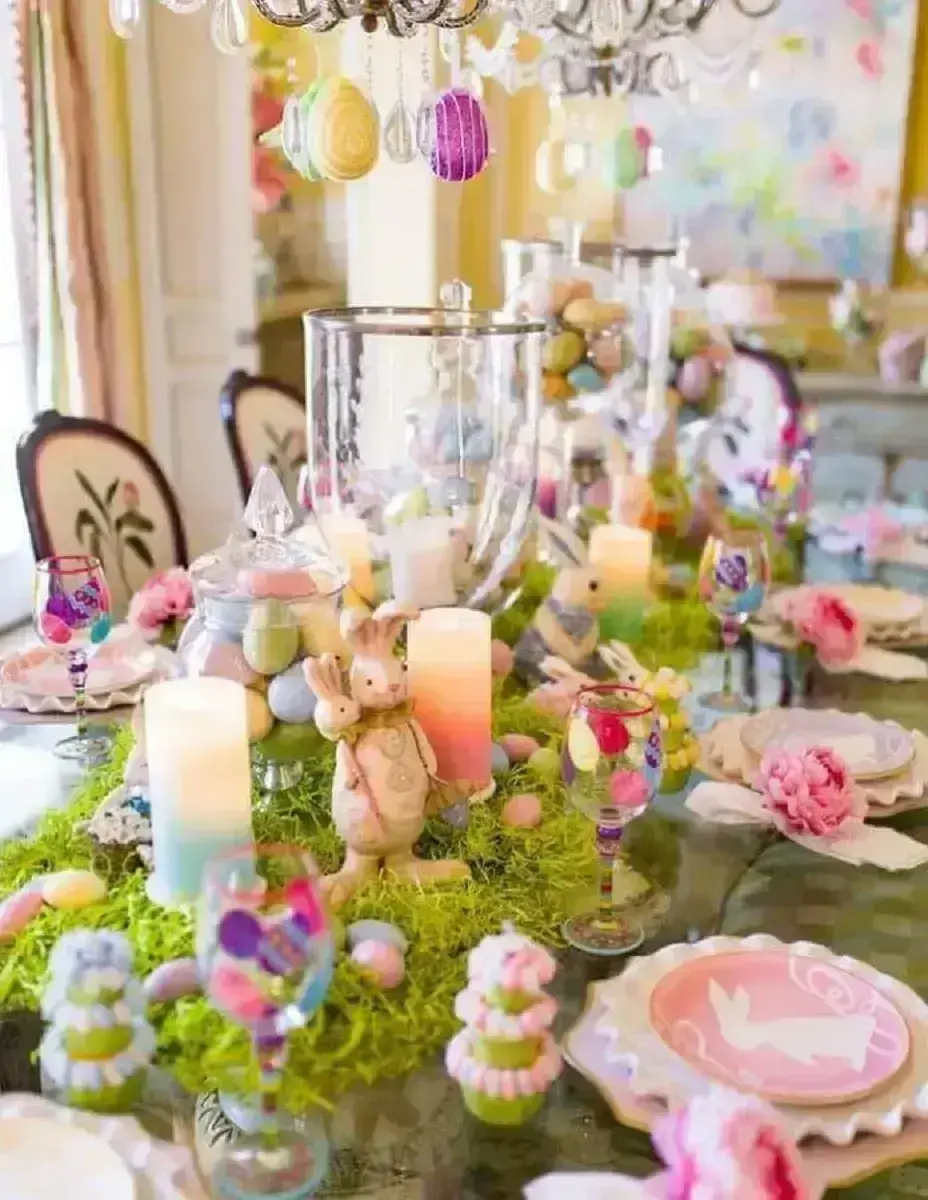 decoração colorida para mesa de páscoa com coelhos e velas
