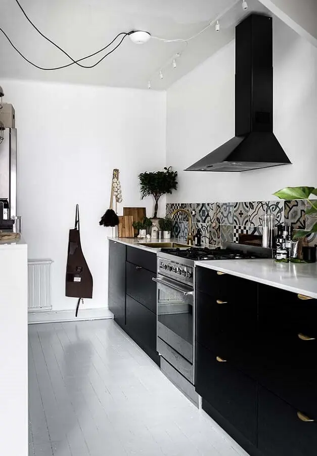 decoração com armário de cozinha preto com puxadores dourados Foto Ideias Decor