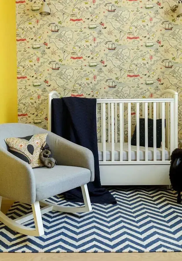 decoração com papel de parede para quarto de bebê amarelo e tapete chevron azul e branco Foto YellowHome