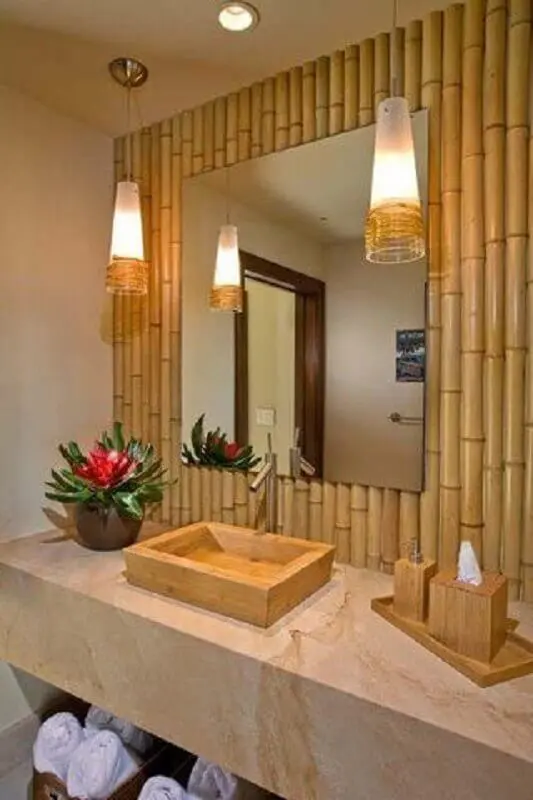 decoração com revestimento de bambu e lustre pendente para banheiro Foto Construindo Sonhos