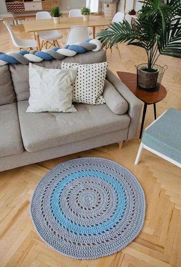 decoração com sofá cinza e tapete de crochê redondo para sala pequeno Foto Revista Artesanato