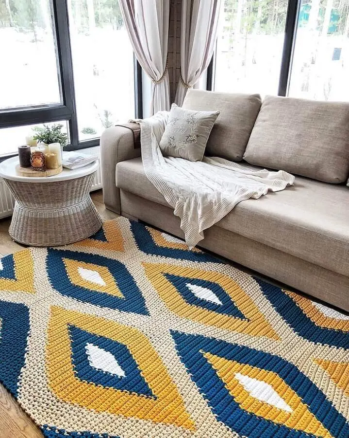 decoração com tapete de crochê para sala colorido azul e amarelo Foto Belkin Home